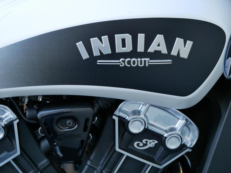 119-indianmotorcycle-scoutbobberabswhitesmoke-2019-5997680