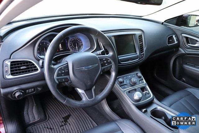 1615-chrysler-200-2016-ufch41