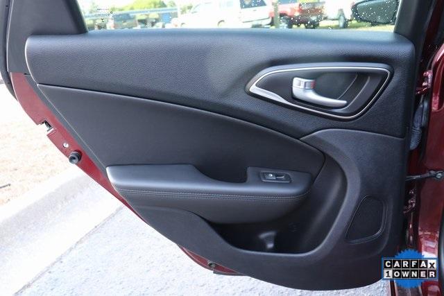 1625-chrysler-200-2016-ufch41