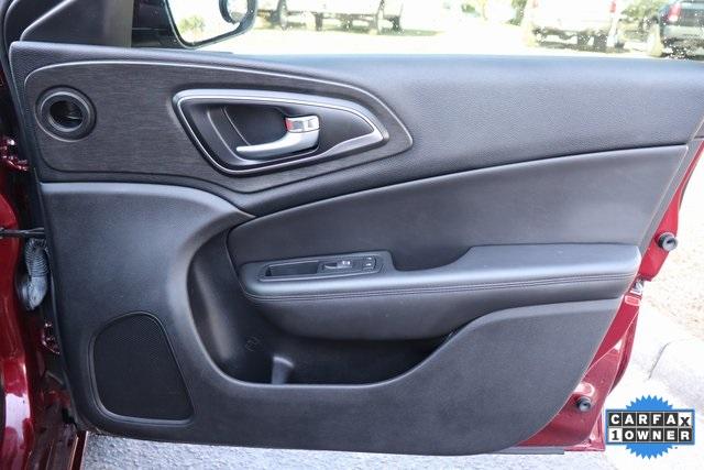1630-chrysler-200-2016-ufch41