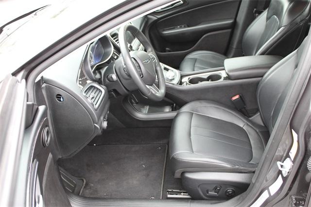 23510-chrysler-200-2016-uffs41