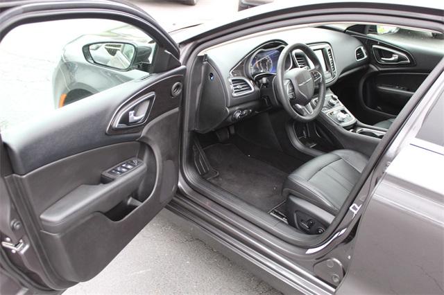 23514-chrysler-200-2016-uffs41
