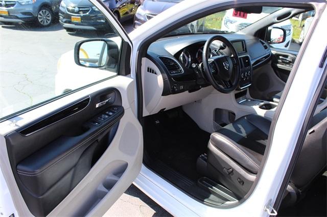 23546-dodge-grandcaravan-2017-rtkm53