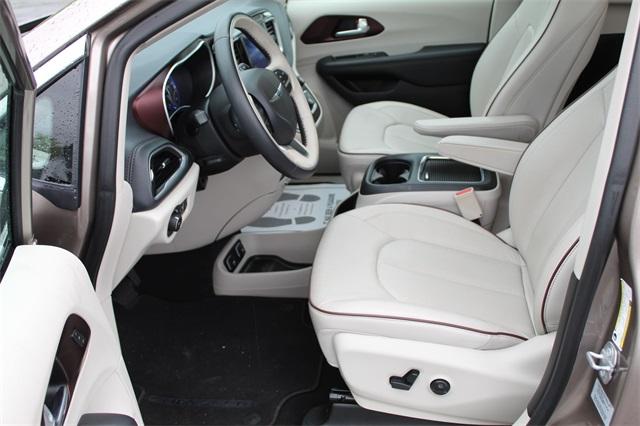 23750-chrysler-pacifica-2017-ruct53