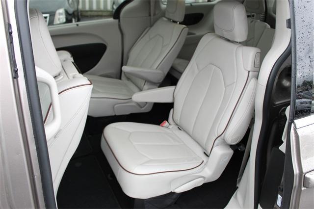 23751-chrysler-pacifica-2017-ruct53