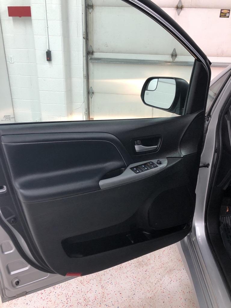 28938-toyota-sienna-2018-5328