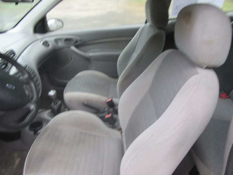 29230-2498-ford-focus-2000