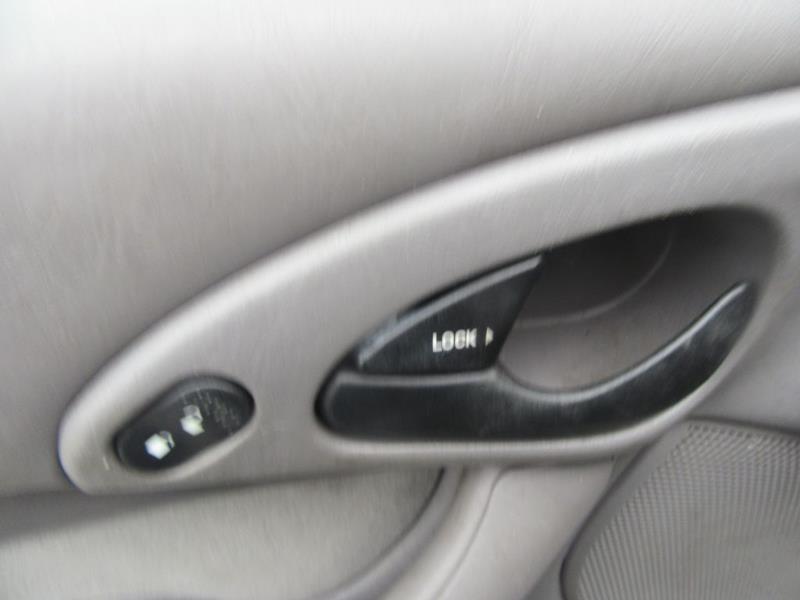 29234-2498-ford-focus-2000