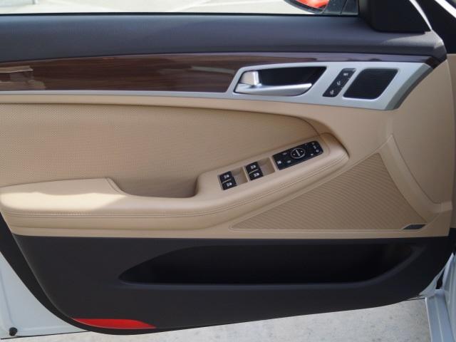 3300-hyundai-genesis-2015-b1402a65