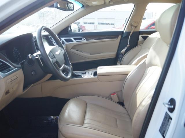 3301-hyundai-genesis-2015-b1402a65