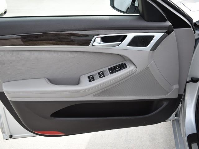3800-hyundai-genesis-2015-b1402r65