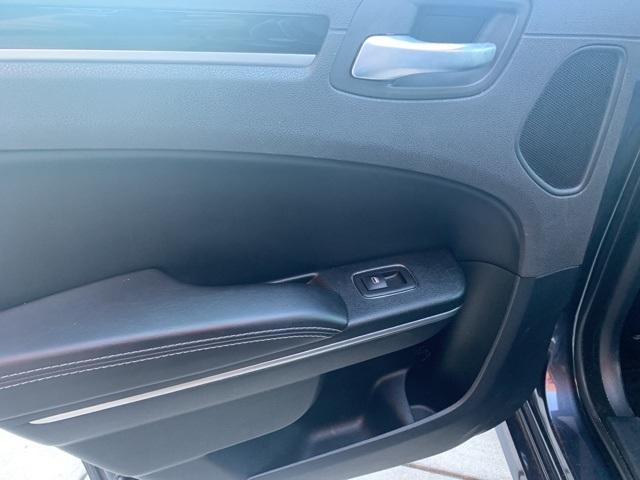 39762-chrysler-300-2018-rwd