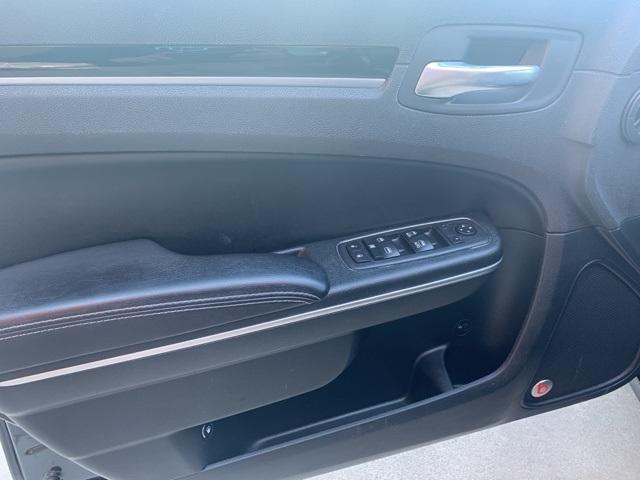 39764-chrysler-300-2018-rwd
