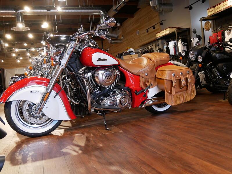 400-indianmotorcycle-chiefvintageiconseriespatriotred-pearlwhite-2019-6819634