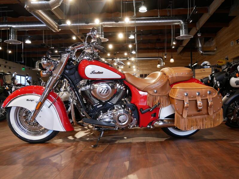 409-indianmotorcycle-chiefvintageiconseriespatriotred-pearlwhite-2019-6819634