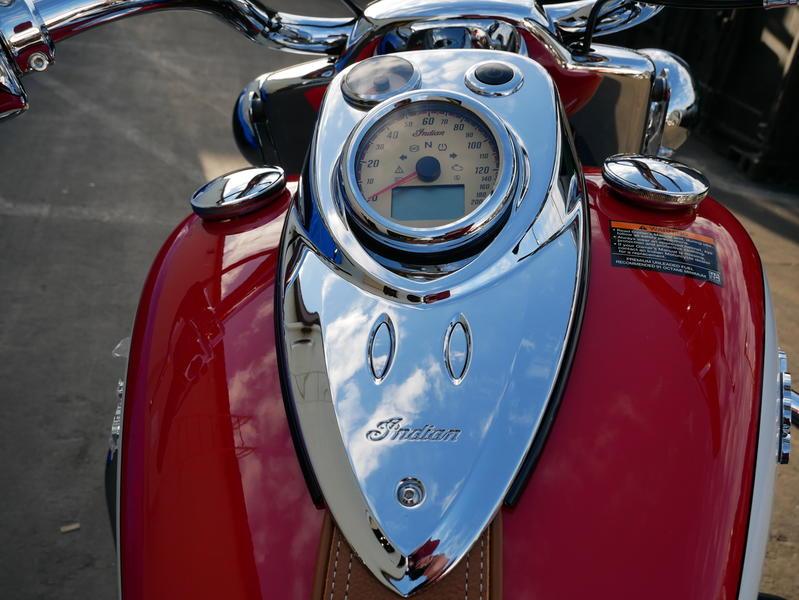 416-indianmotorcycle-chiefvintageiconseriespatriotred-pearlwhite-2019-6819634