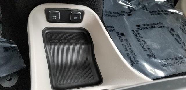 4989-chrysler-pacifica-2019-ruch53