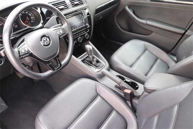 volkswagen-jetta-2017-p-3vwl17aj2hm206923image-8