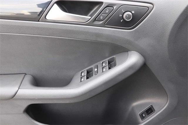 volkswagen-jetta-2017-p-3vwl17aj2hm206923image-9