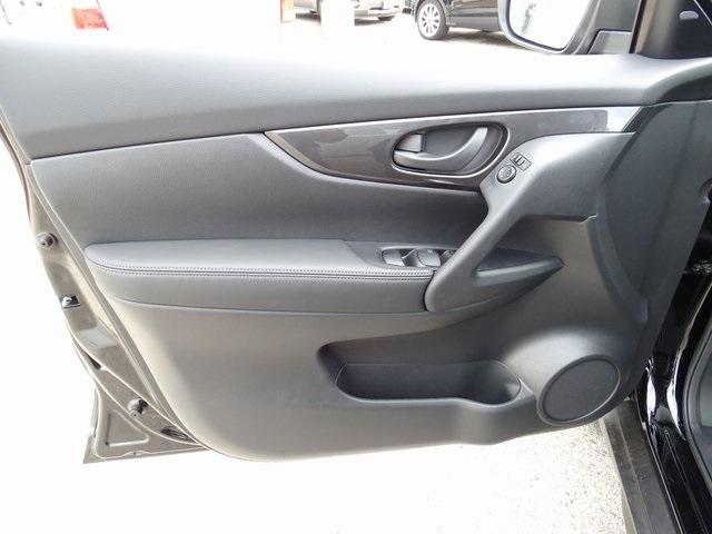 53032-3555-nissan-rogue-2020-22010