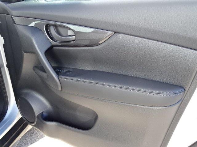 54607-3604-nissan-rogue-2020-22010