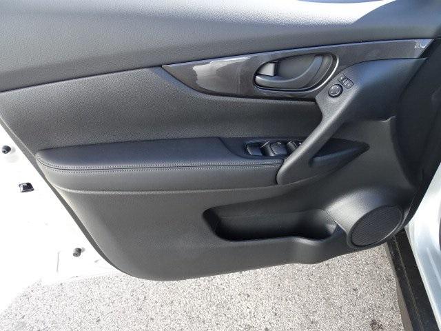54653-3605-nissan-rogue-2020-22010