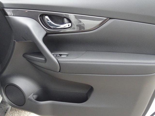 55876-3643-nissan-rogue-2020-22010