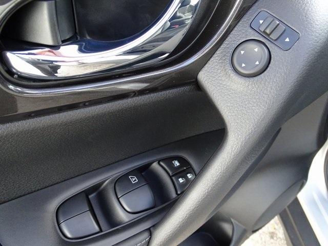 56113-3651-nissan-rogue-2020-22210