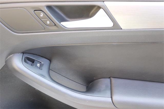 volkswagen-jetta-2016-p-3vwd17aj3gm291192image-16