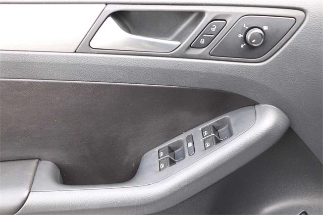 volkswagen-jetta-2016-p-3vwd17aj1gm249748image-9