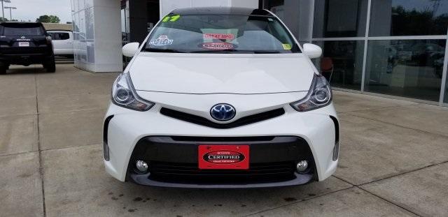 6781-toyota-priusv-2017-