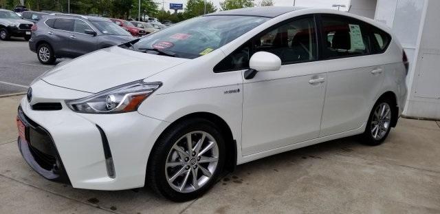 6782-toyota-priusv-2017-