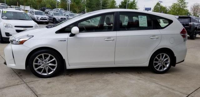 6783-toyota-priusv-2017-