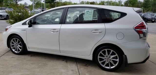 6784-toyota-priusv-2017-