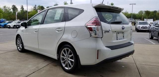 6785-toyota-priusv-2017-