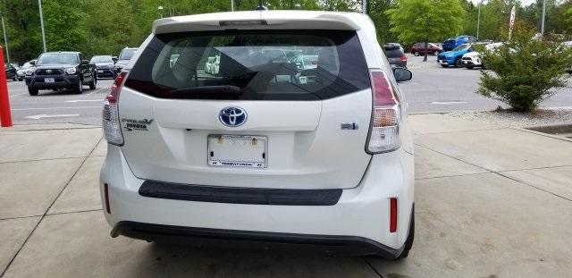 6786-toyota-priusv-2017-