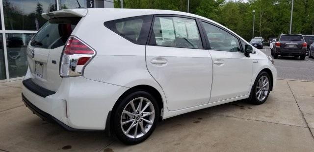 6787-toyota-priusv-2017-