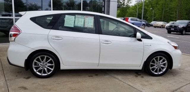 6788-toyota-priusv-2017-
