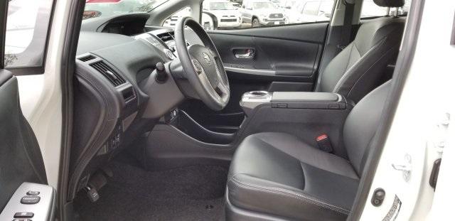 6790-toyota-priusv-2017-