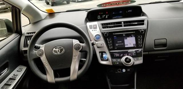 6791-toyota-priusv-2017-