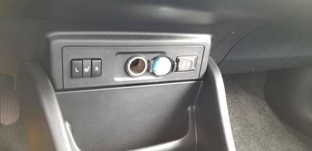 6793-toyota-priusv-2017-