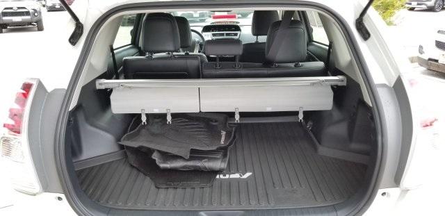 6796-toyota-priusv-2017-