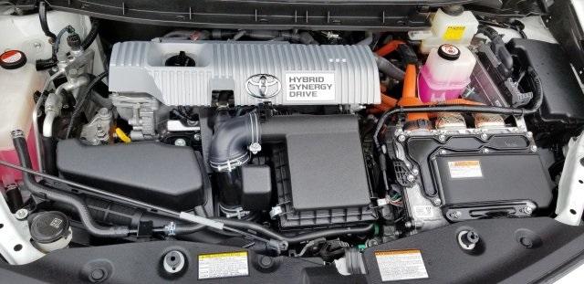 6797-toyota-priusv-2017-