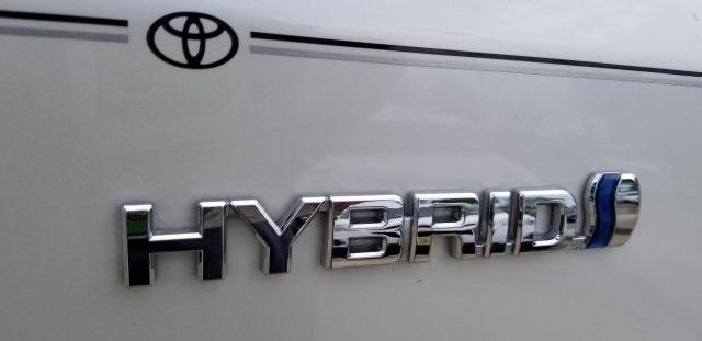 6799-toyota-priusv-2017-