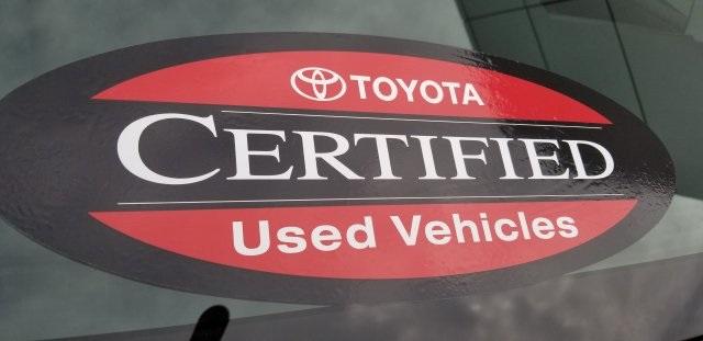 6801-toyota-priusv-2017-