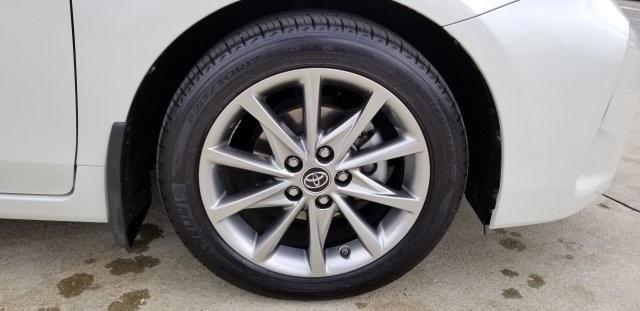 6803-toyota-priusv-2017-