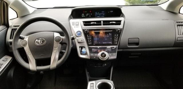 7178-toyota-priusv-2017-1249