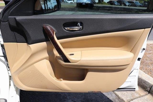 839-nissan-maxima-2011-16211