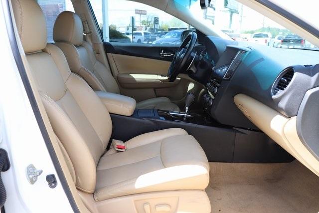840-nissan-maxima-2011-16211