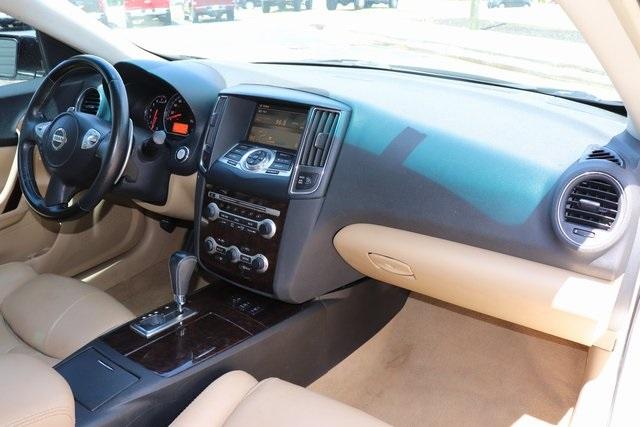 841-nissan-maxima-2011-16211